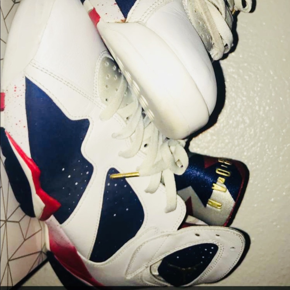Basketball shoes